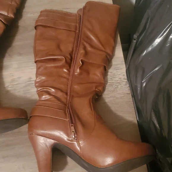 Zip up brown boots - Picture 2 of 3